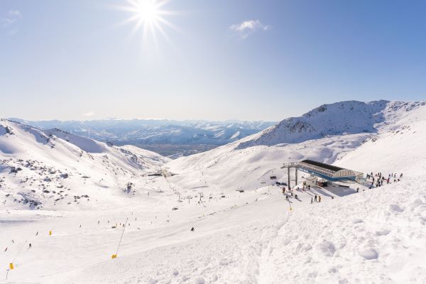 https://nztour.co.nz/wp-content/uploads/queenstown-the-remarkables-ski-area.jpg